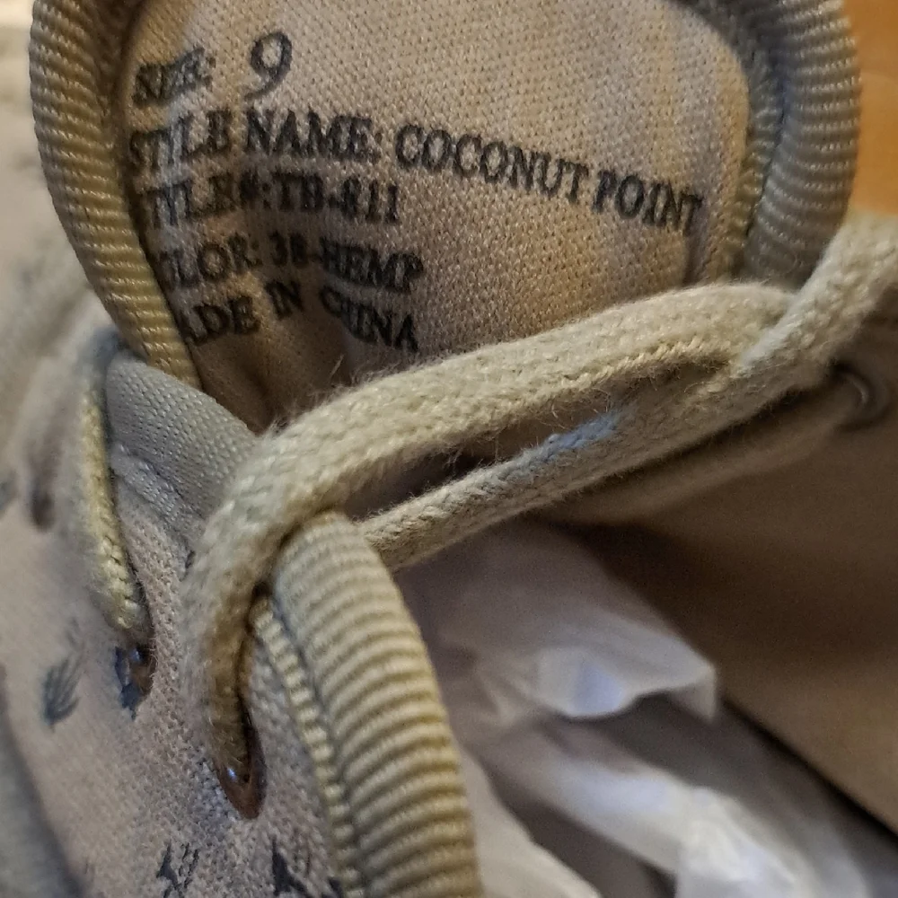 Tommy Bahamas Coconut Point Canvas Sneakers. Men's Size 9.